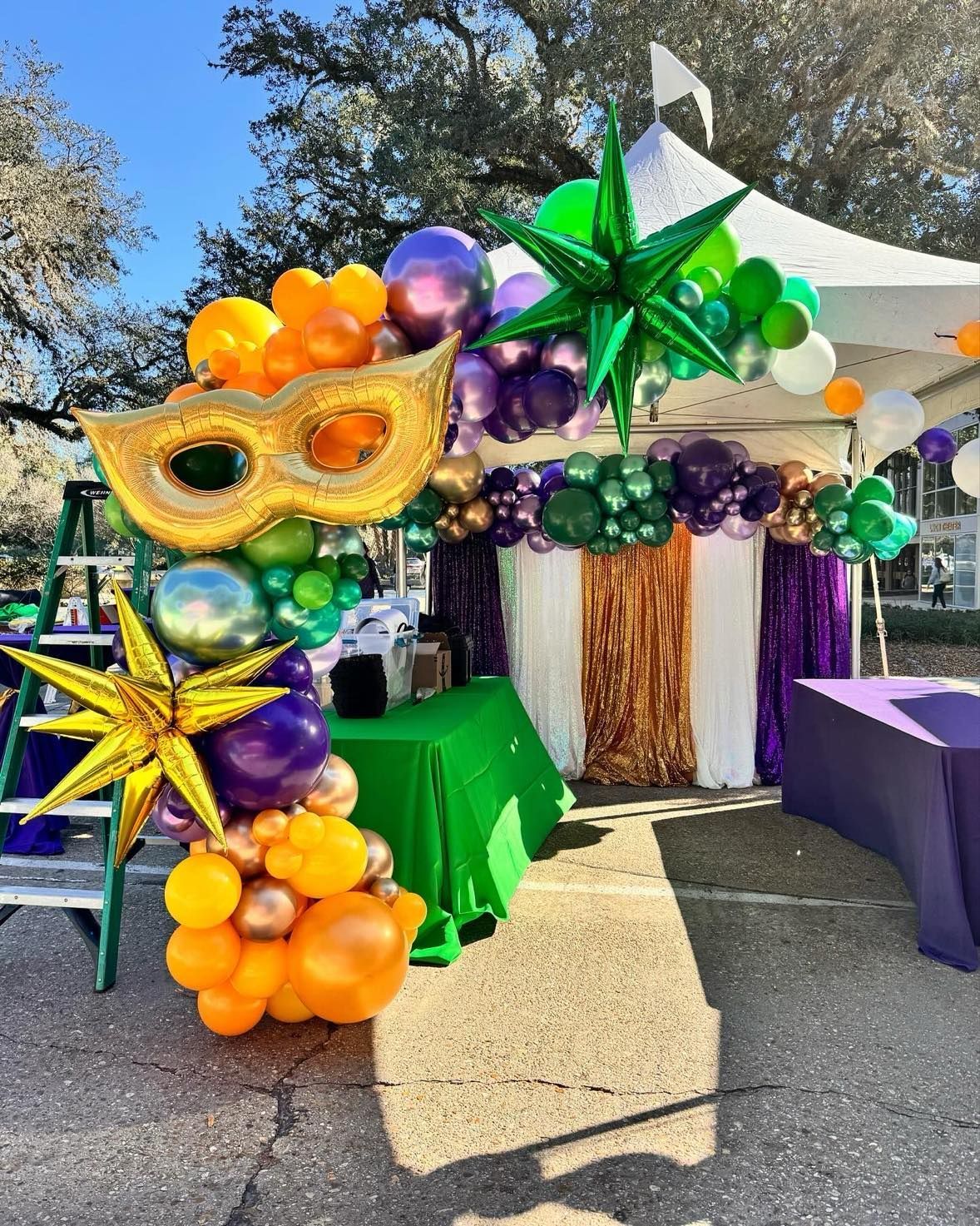 Mardi Gras Organic balloon garland! Festive Purple, Gold and Green colors. Mardi Gras Mask Balloon