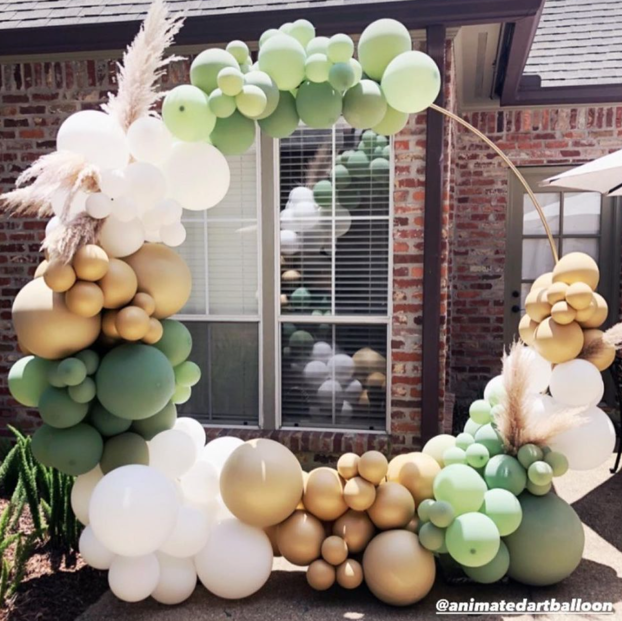 Gren, white and gold circular balloon back drop