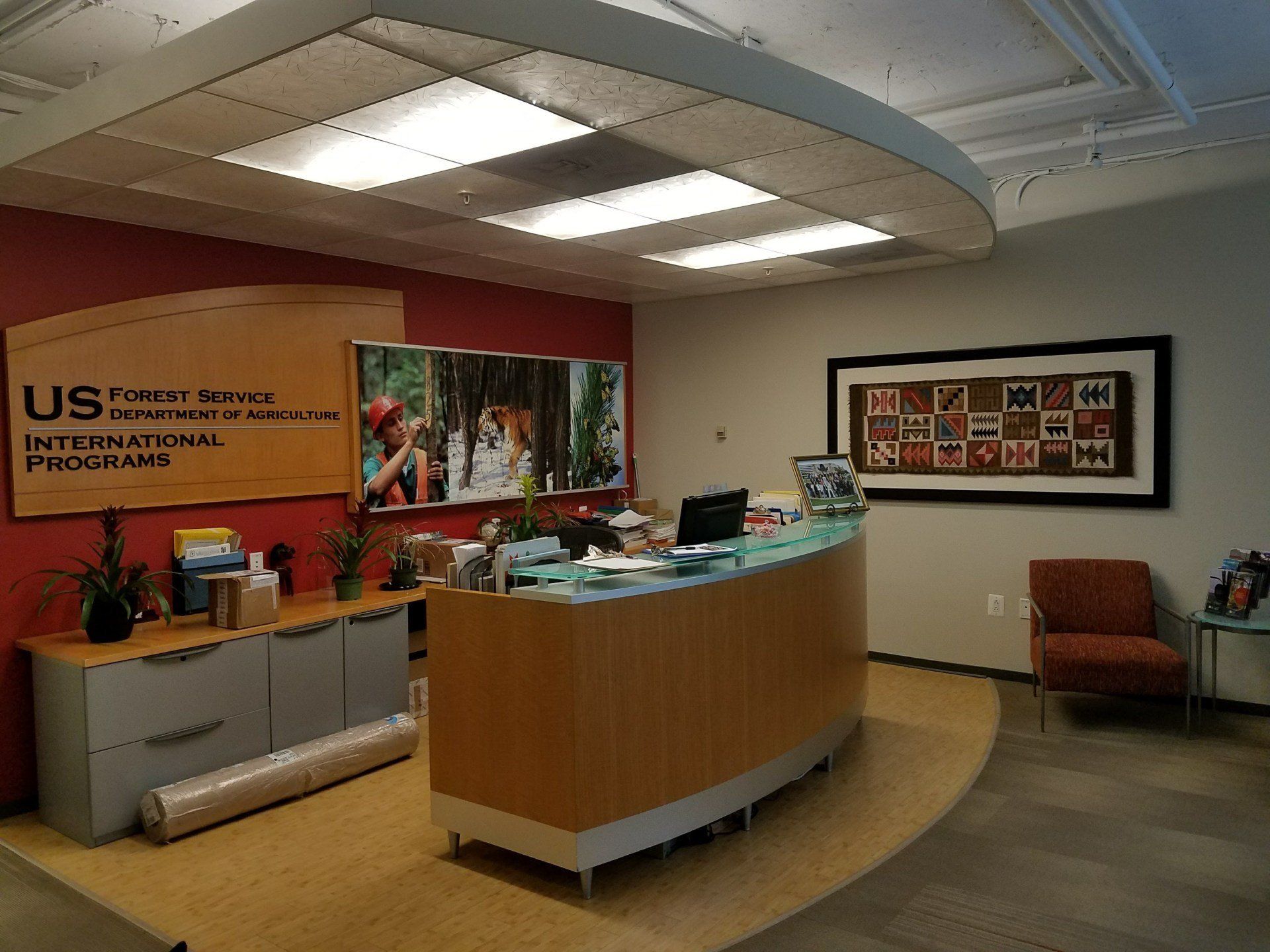 A room with a sign that says us on it