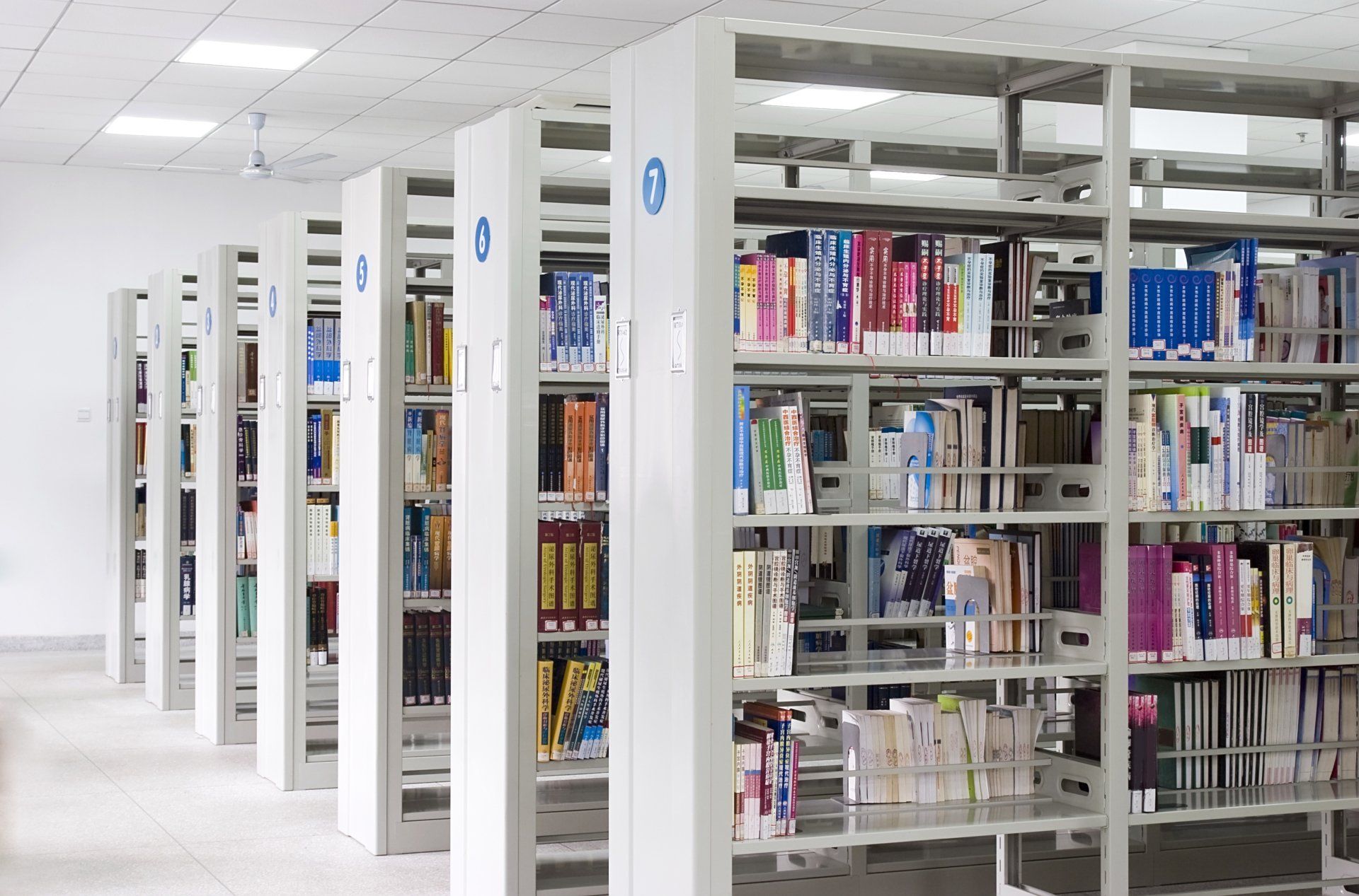 A library filled with lots of books on shelves.