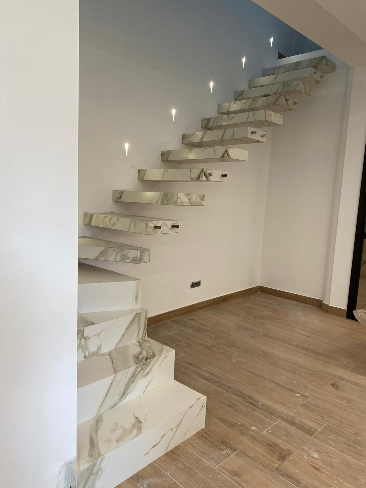 scala assemblata sospesa