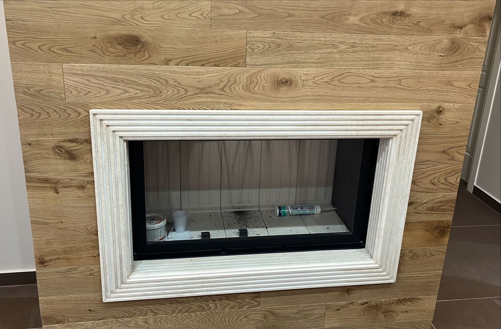 caminetto in marmo effetto listellare