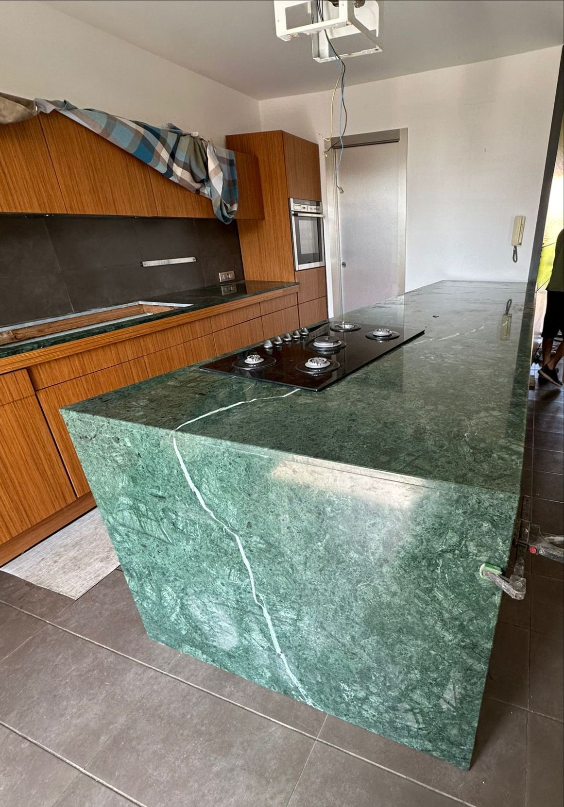 cucina con penisola in verde guatemala