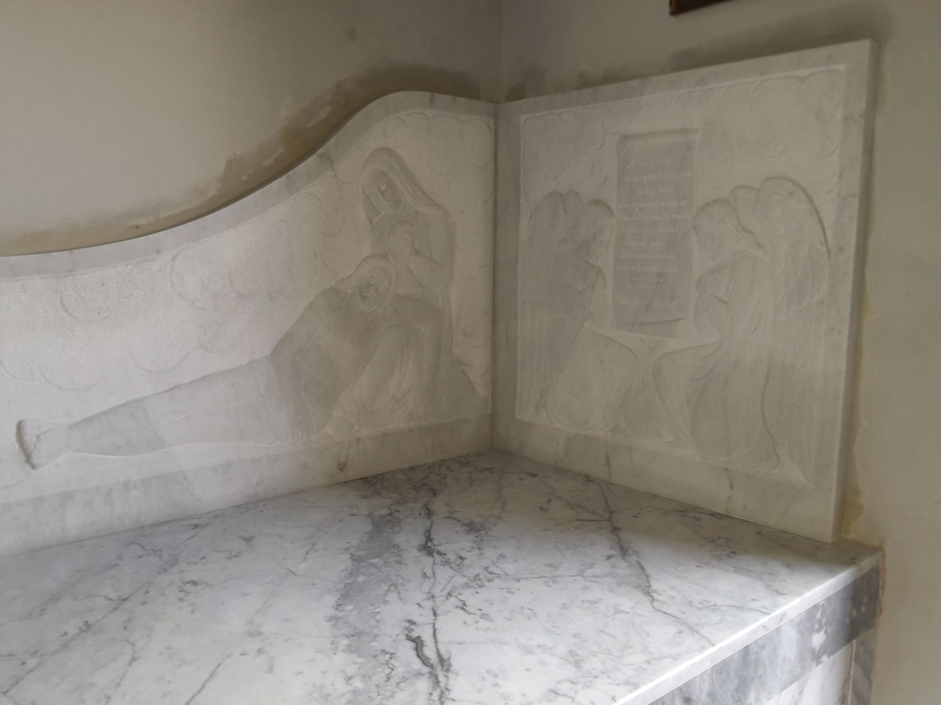 Arete funeraria in mamro e granito