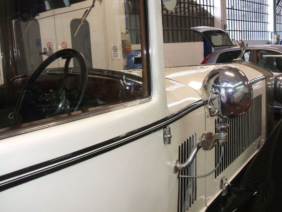 vettura bianca d'epoca