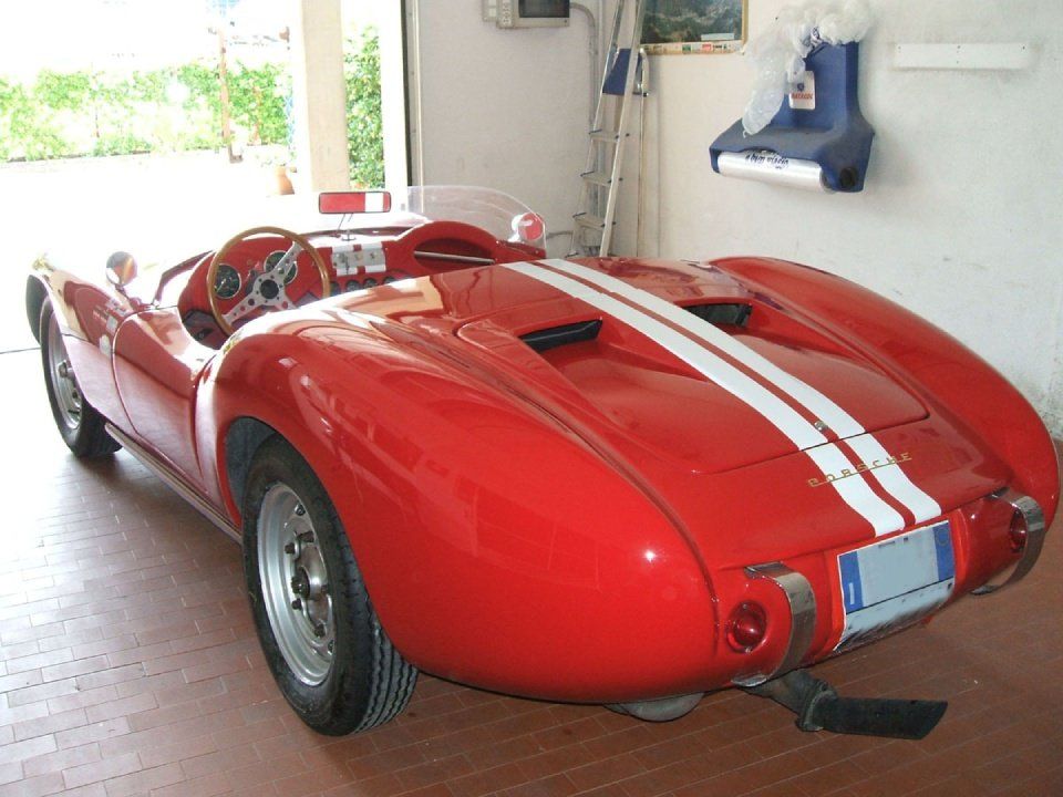 ferrari di colore rosso