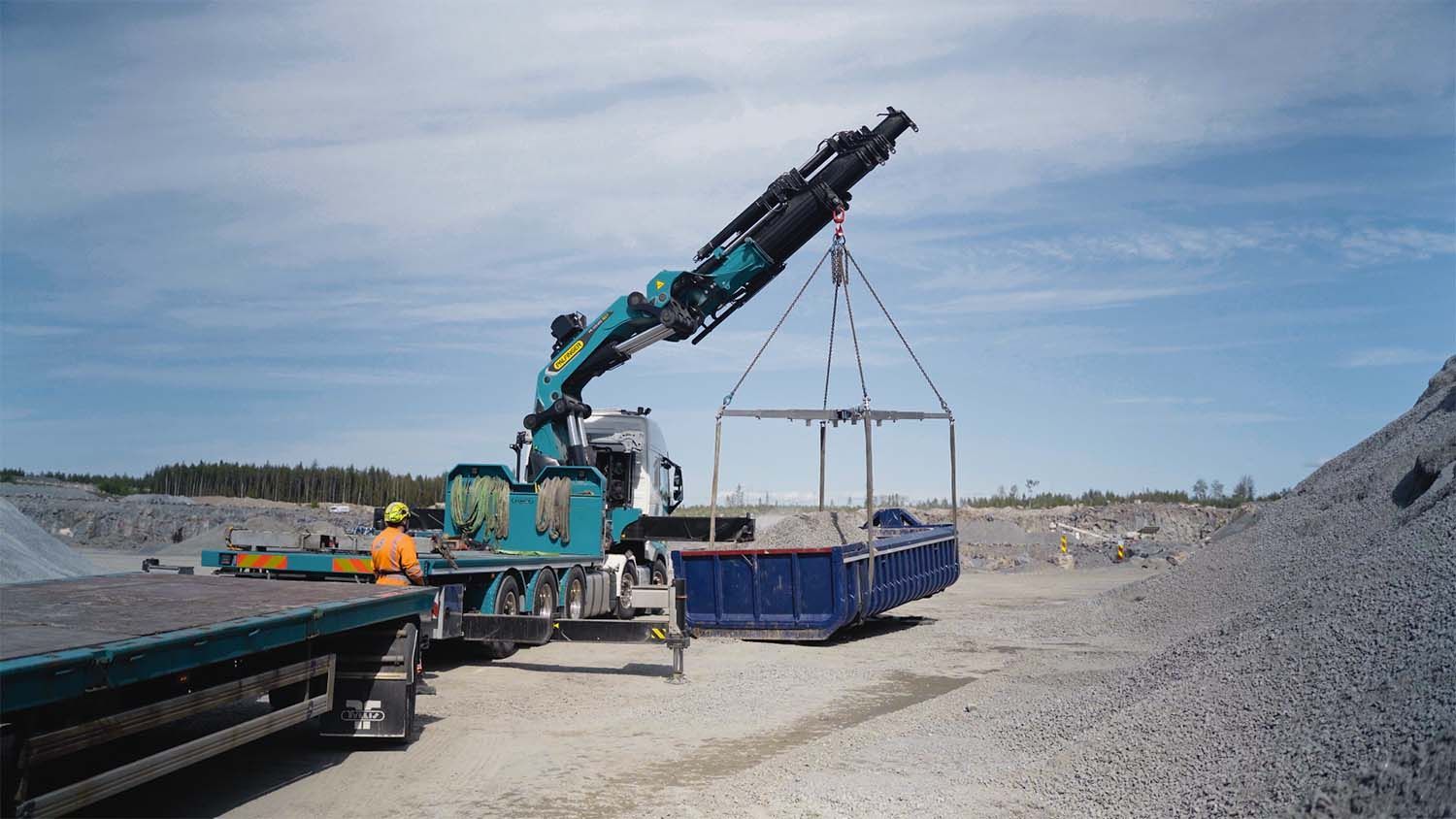 The Aluex18+ spreader beam is a lightweight, extendable lifting device made for loads up to 18 tons. It features a steel center with interchangeable aluminum arms. The beam can be adjusted from 2.51 meters to 5.23 meters and is designed to fit perfectly on the back of a crane truck when contracted.