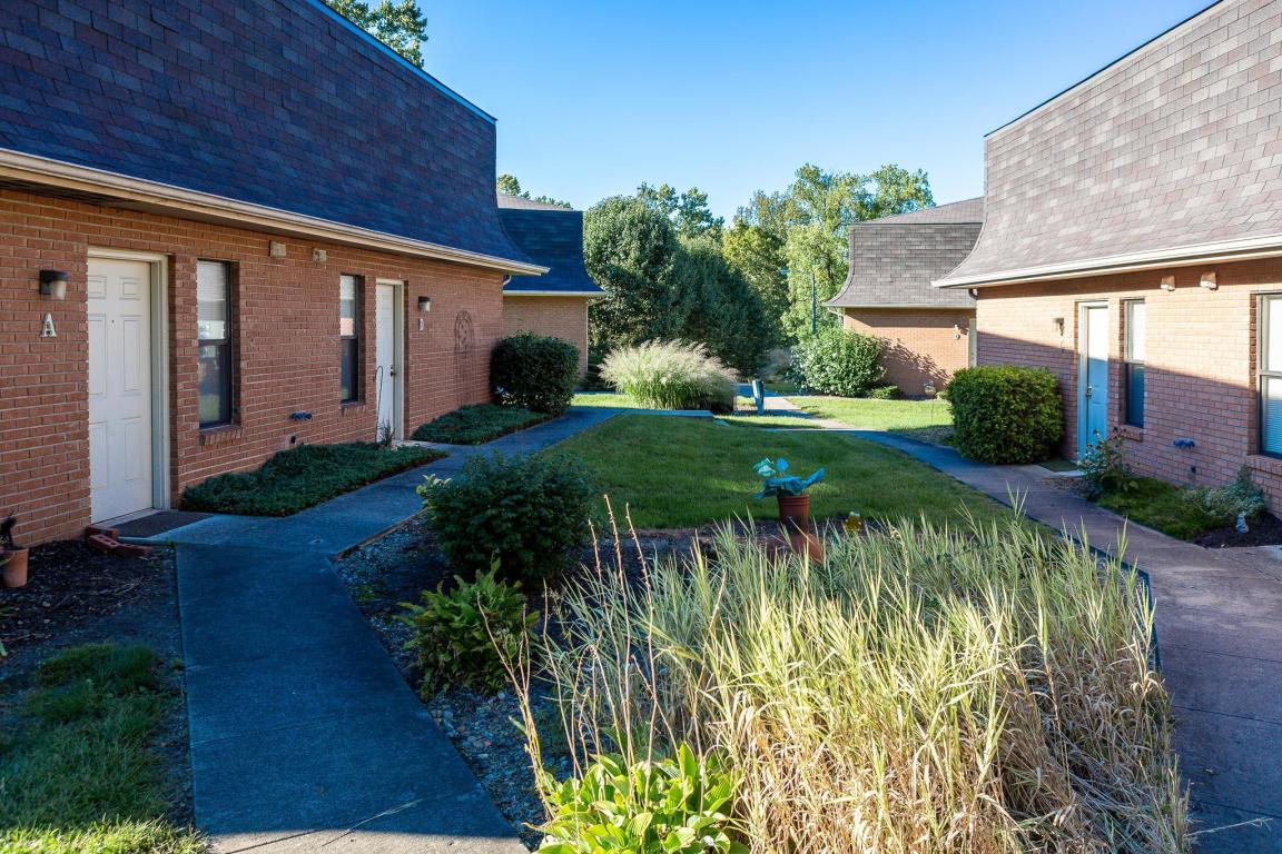 waterford arms townhomes grounds