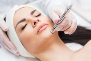 Eine Frau bekommt in einem Schönheitssalon eine Gesichtsbehandlung.