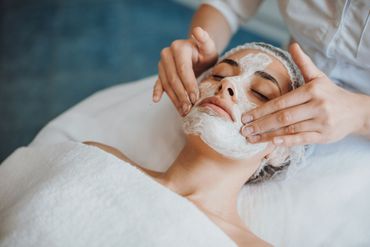 Eine Frau bekommt in einem Spa eine Gesichtsbehandlung.