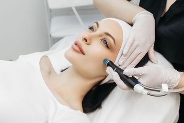 Eine Frau bekommt in einem Schönheitssalon eine Gesichtsbehandlung.
