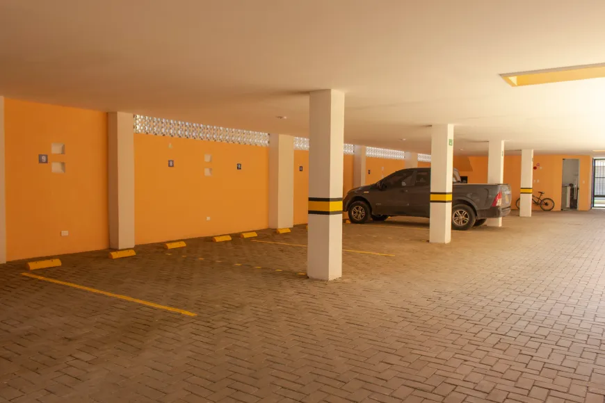 Un estacionamiento con un camión estacionado en él