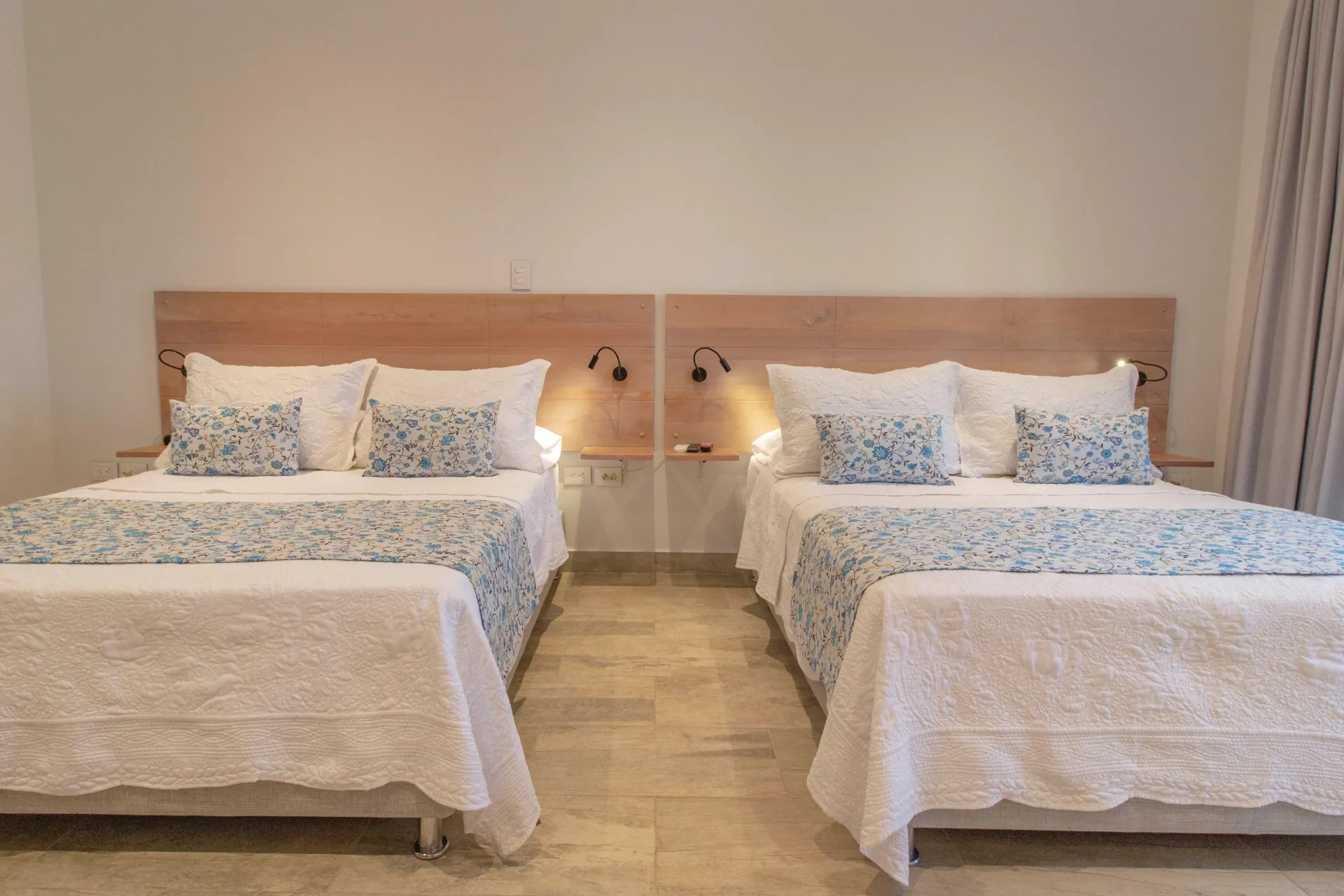 Una habitación de hotel con dos camas y dos bancos.