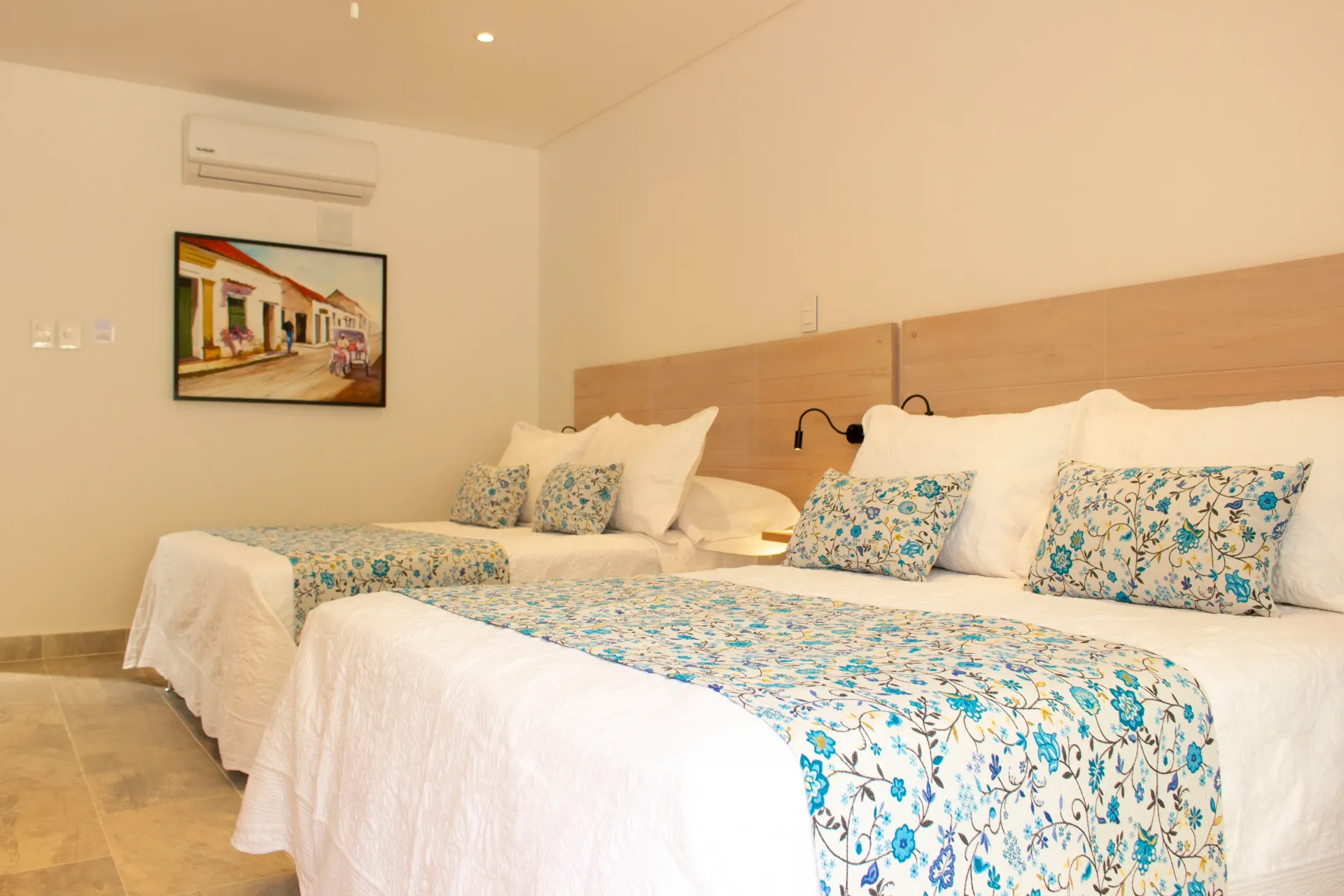 Una habitación de hotel con dos camas y un cuadro en la pared.