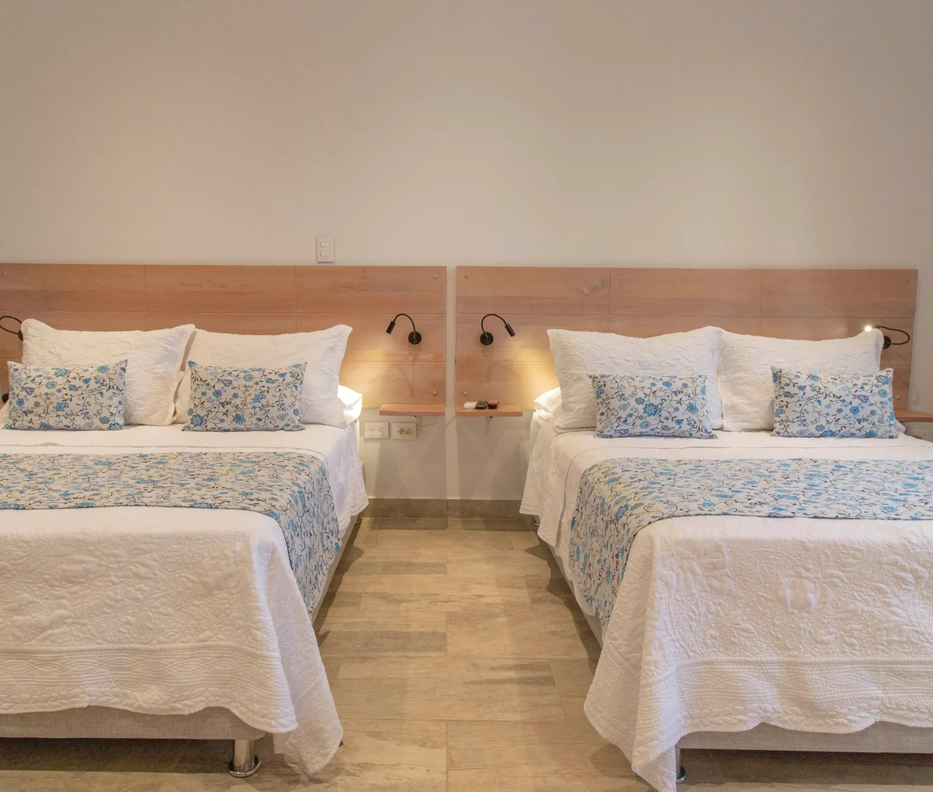 Una habitación de hotel con dos camas y dos mesitas de noche.