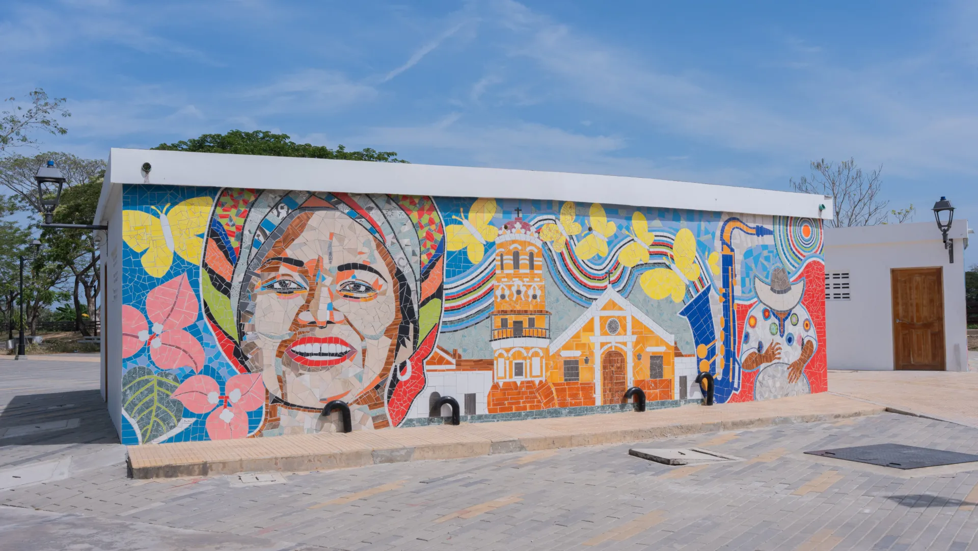 Un mural de una mujer está en el costado de un edificio.