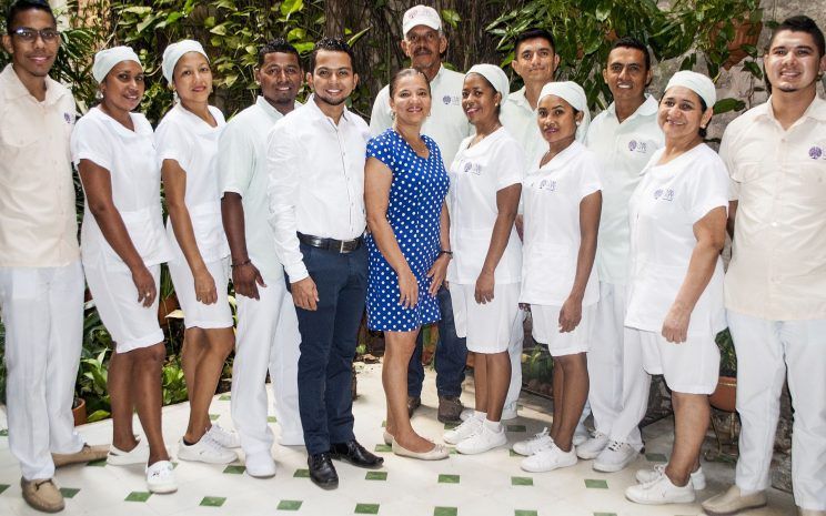 Un grupo de personas con uniformes blancos posan para una fotografía.