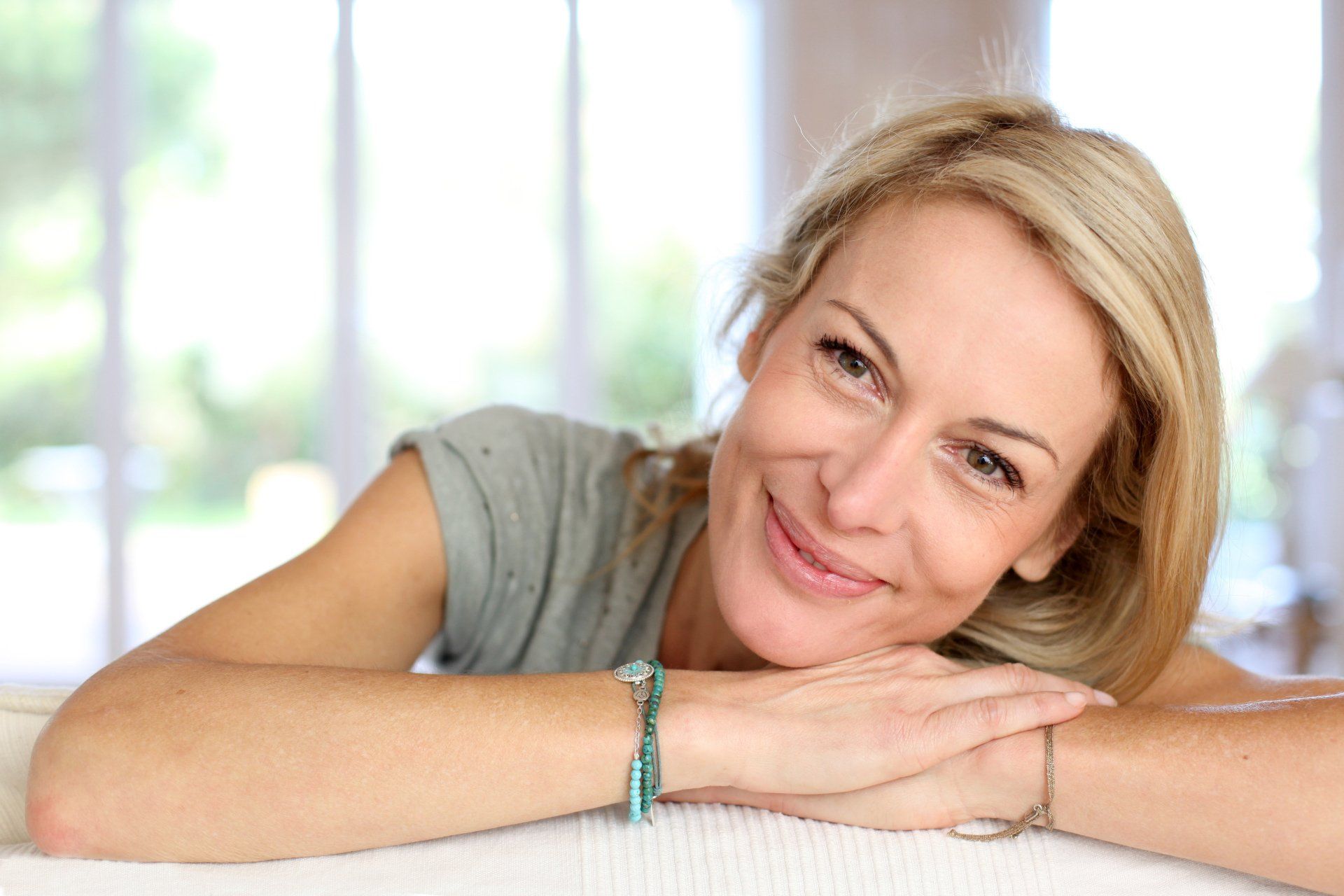 PTSS Voorbij | Effectief herstel van PTSS en trauma | Mooie lachende blonde volwassen vrouw