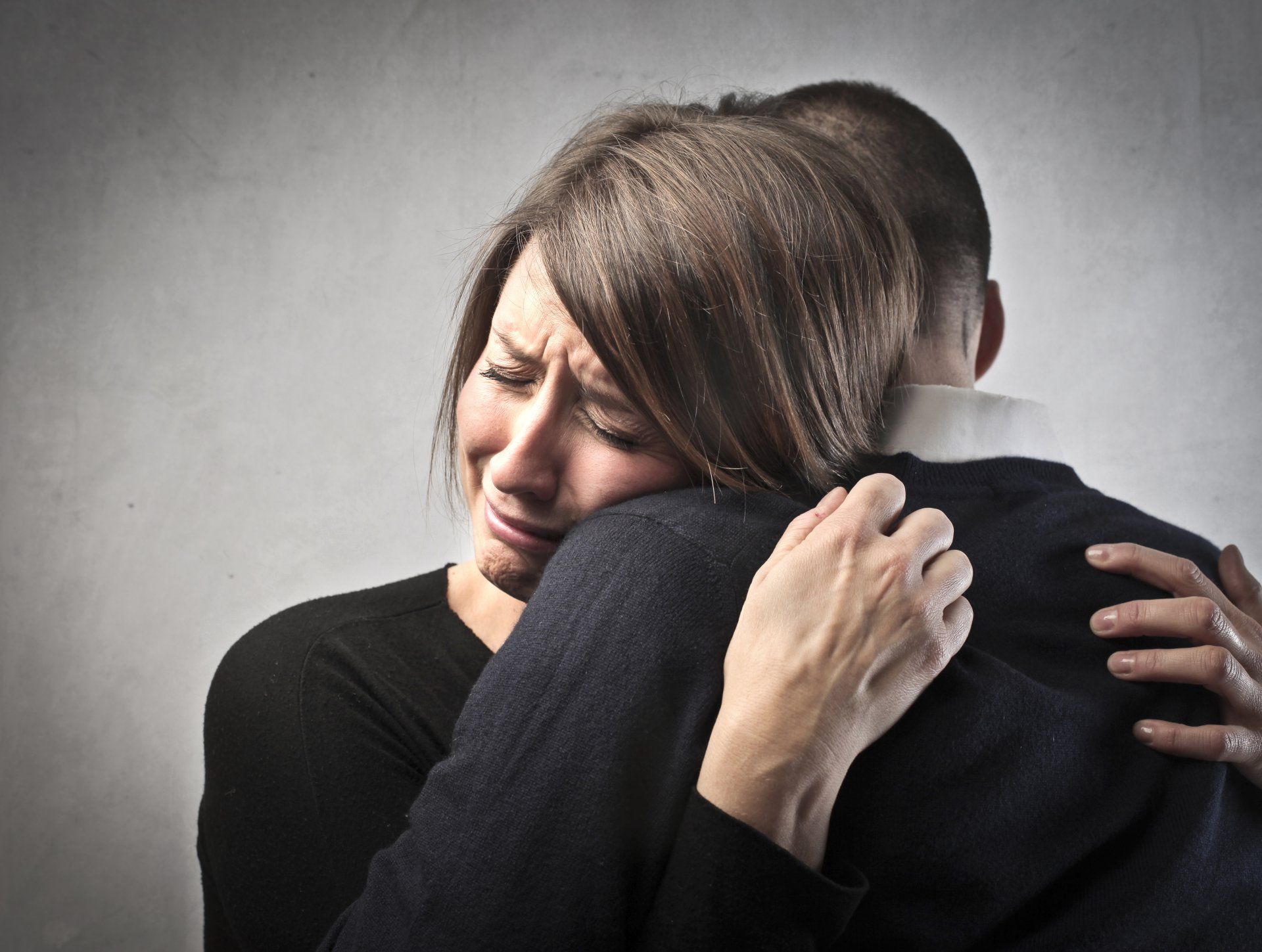 PTSS Voorbij | Effectief herstel van PTSS en trauma | Verdrietige vrouw huilend op de schouder van haar partner
