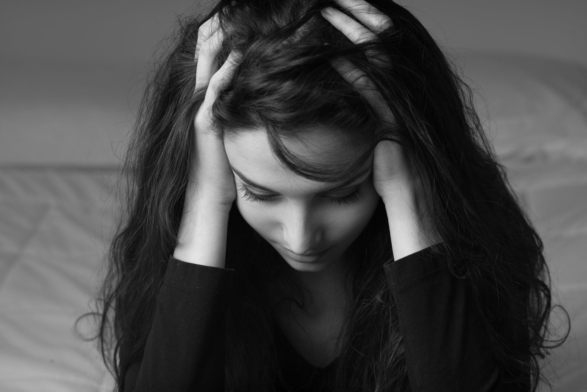 PTSS Voorbij | Blijvend herstel van PTSS en Trauma zonder wachtlijst | Vrouw met handen in haar haar