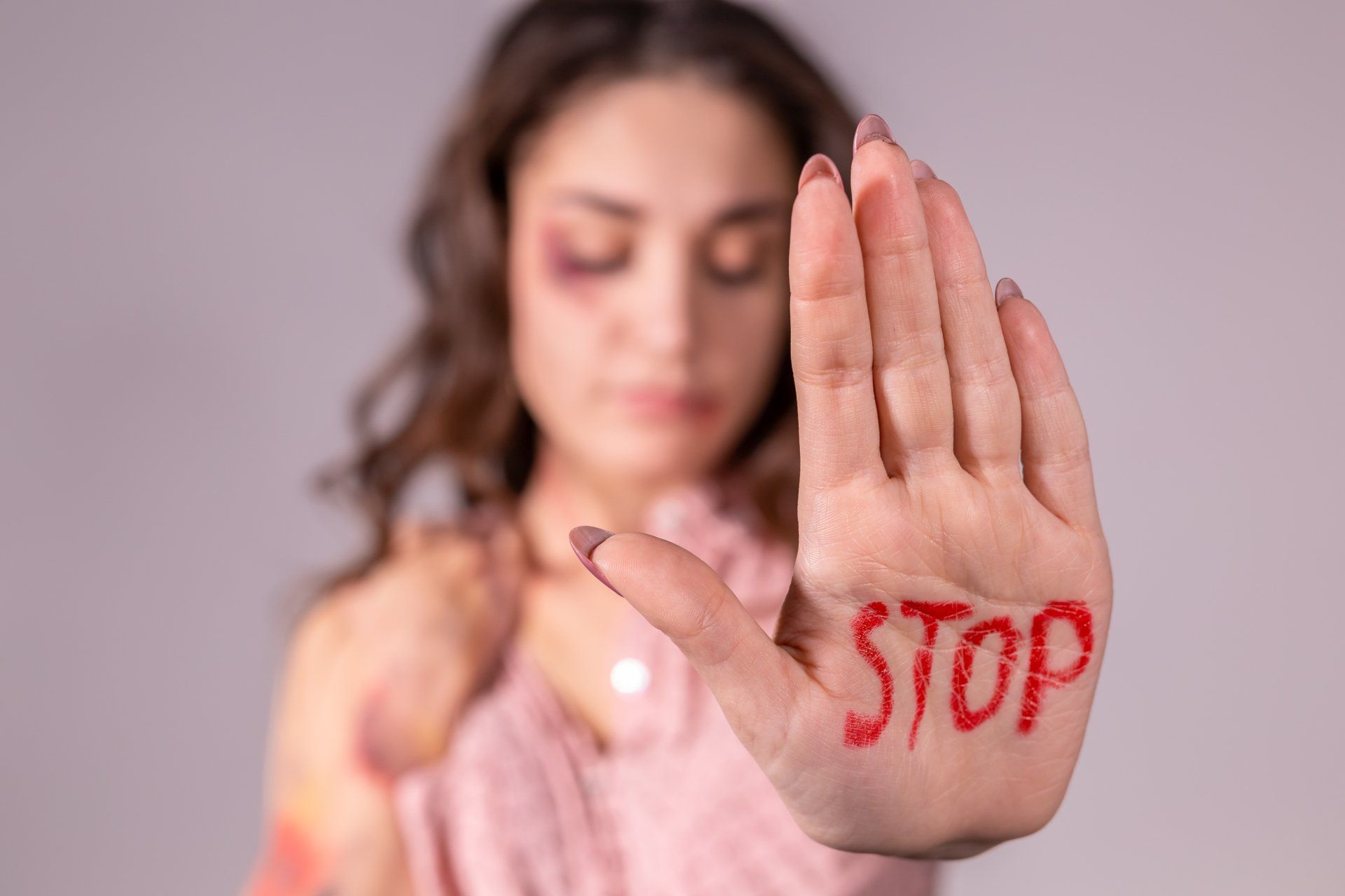 PTSS Voorbij-Effectief, integraal en holistisch herstel van PTSS en trauma-Mishandelde vrouw met stop op haar hand