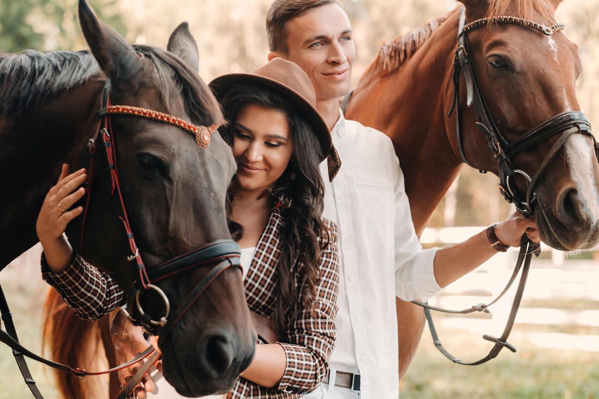 PTSS Voorbij-Holistisch herstel van PTSS en Trauma-Johan Reinhoudt-Mooie jonge hooggevoelige-HSP-vrouw met paard en een jongeman met paard