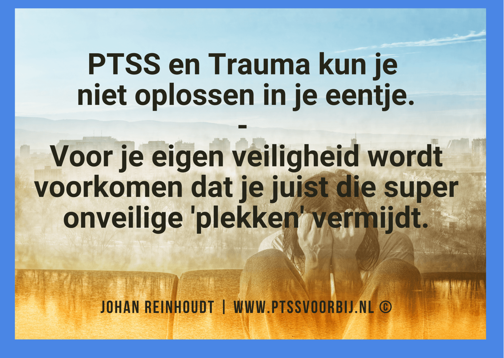 PTSS Voorbij-Integraal herstel van PTSS en Trauma-Johan Reinhoudt-PTSS en Trauma kun je niet oplossen in je eentje-In elkaar gedoken hopeloze vrouw tegen stadsachtergrond