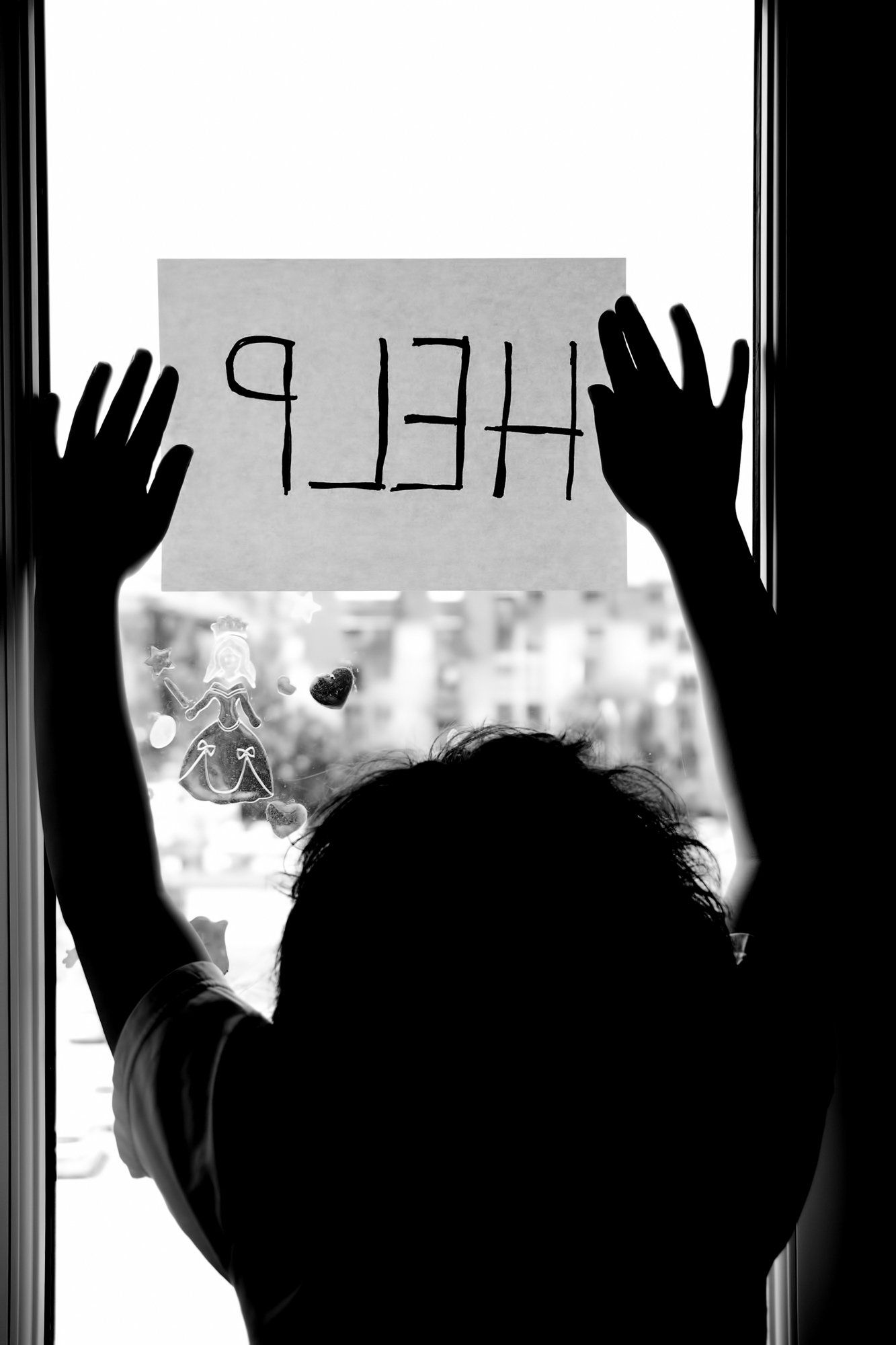 PTSS Voorbij Holistisch Herstel PTSS Trauma Johan Reinhoudt Kind van geweld met help teken voor het raam