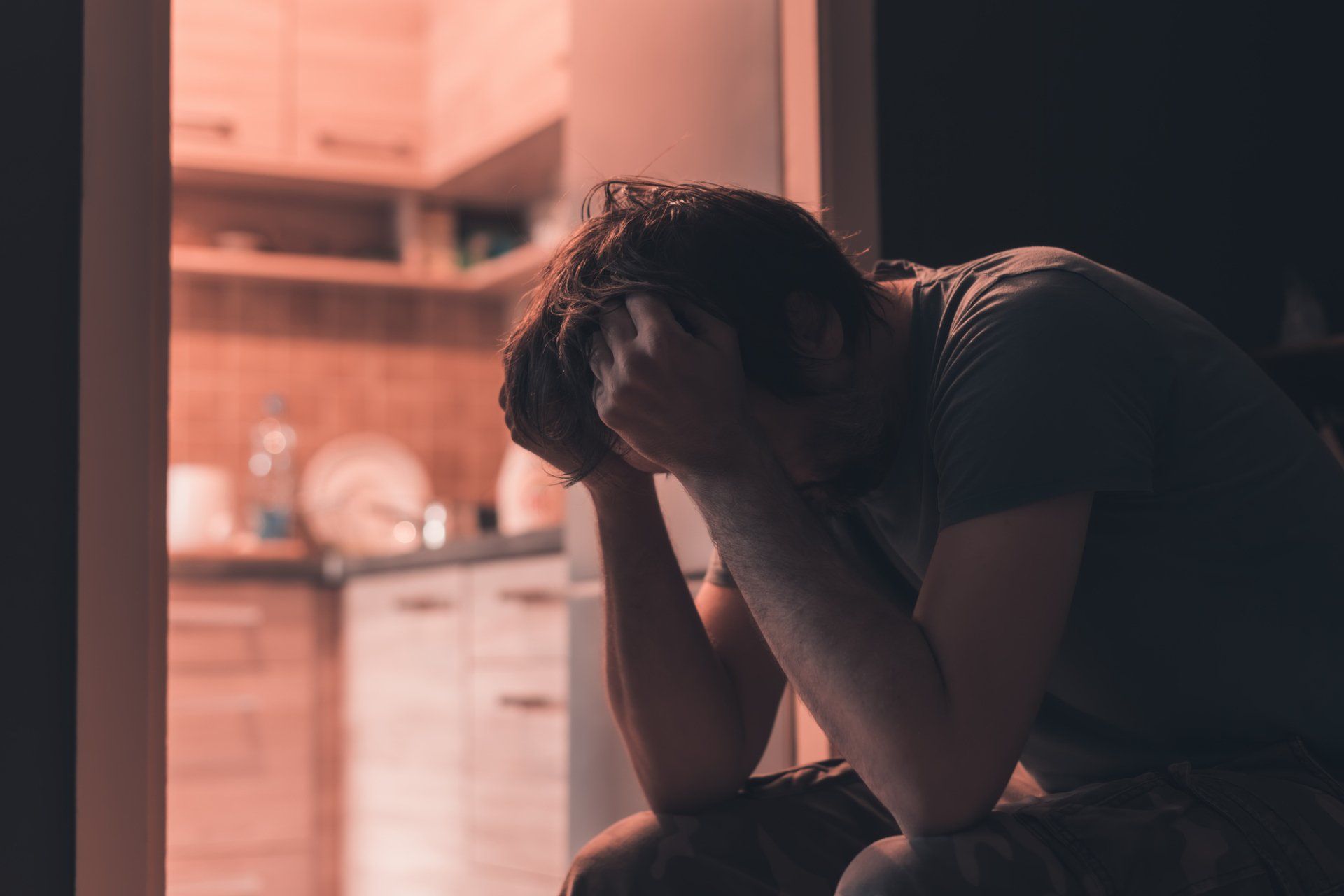 PTSS Voorbij Holistisch Herstel PTSS Trauma Johan Reinhoudt Depressed Sad Man Crying in the Dark
