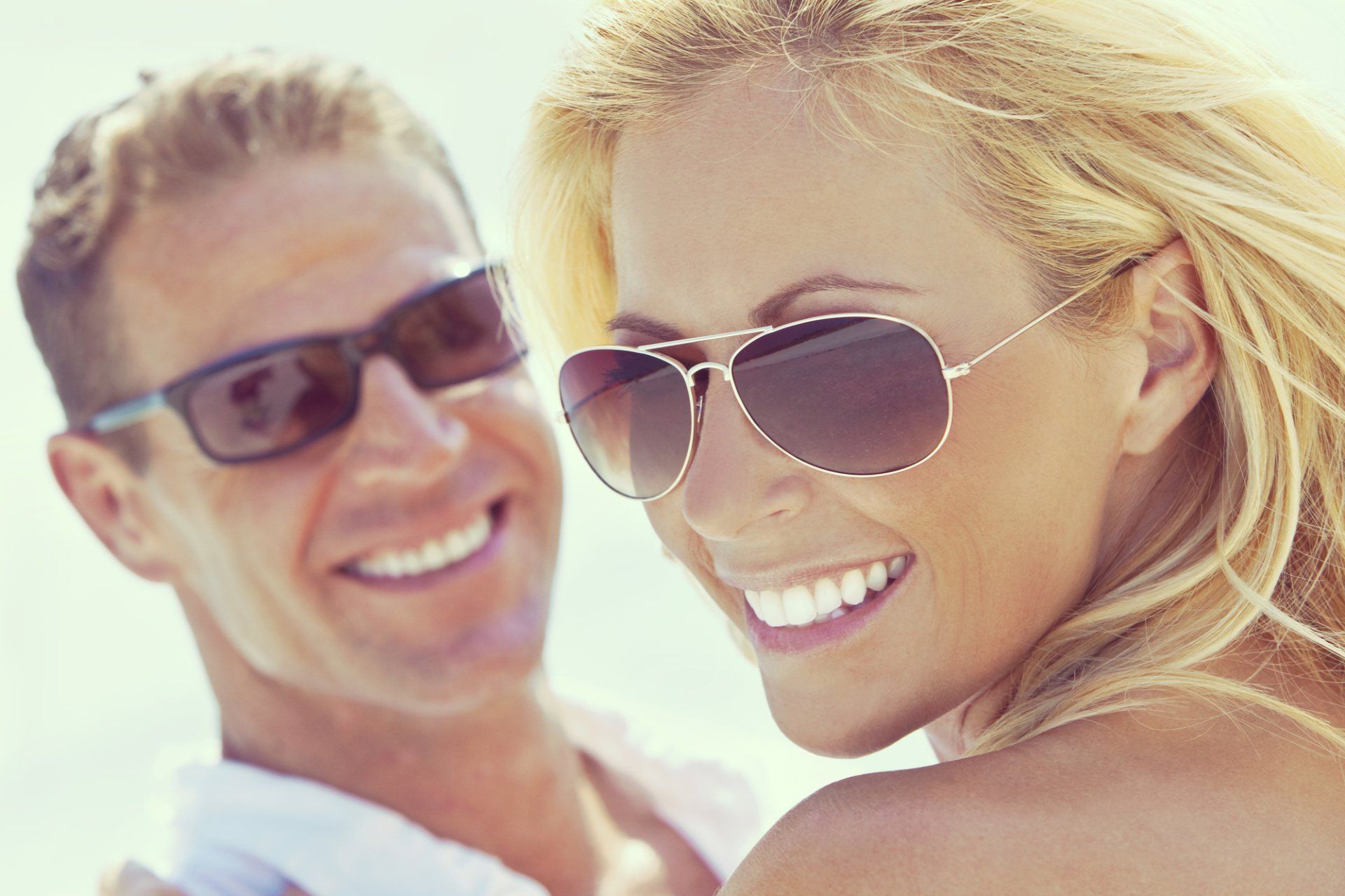 PTSS Voorbij-True Result™ PTSS en Trauma Recovery Coaching-Johan Reinhoudt--Happy Attractive Man and Woman Couple in Sunglasses