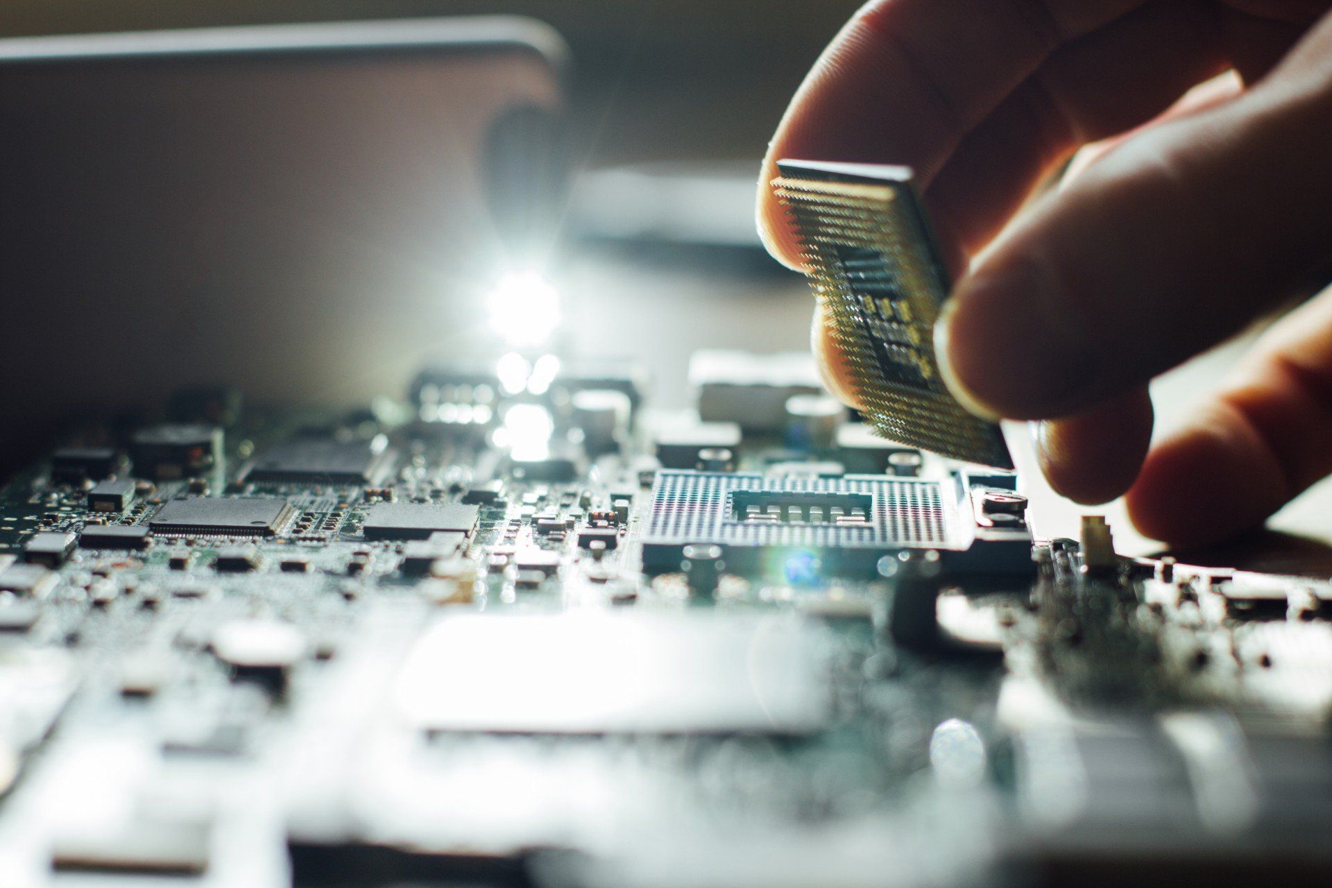 schede elettroniche mentre vengono riparate