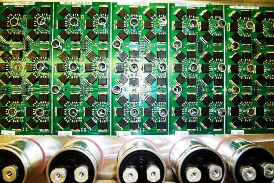 scheda elettronica durante una riparazione