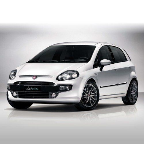 Fiat Grande Punto bianca su sfondo grigio