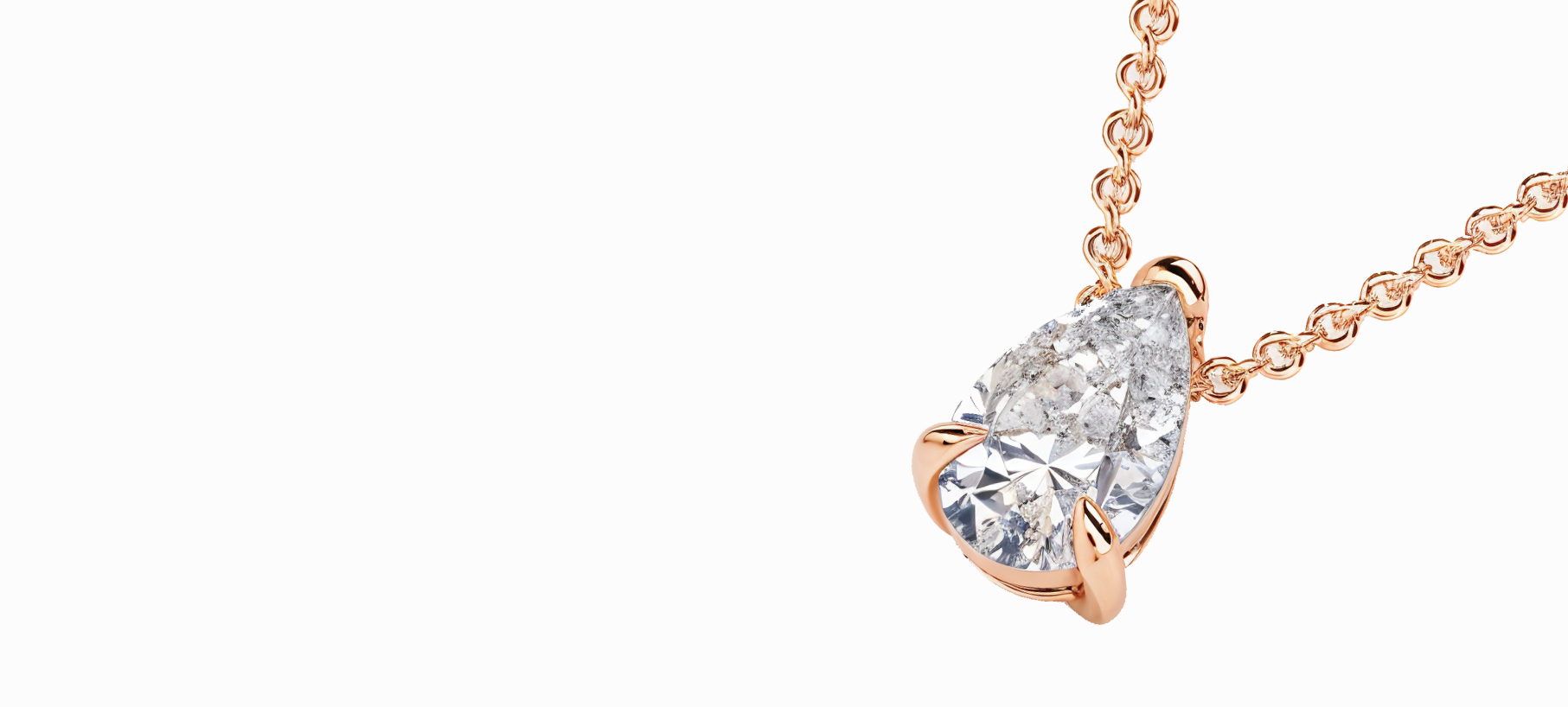 Un collar con un colgante de diamante en forma de pera en una cadena.