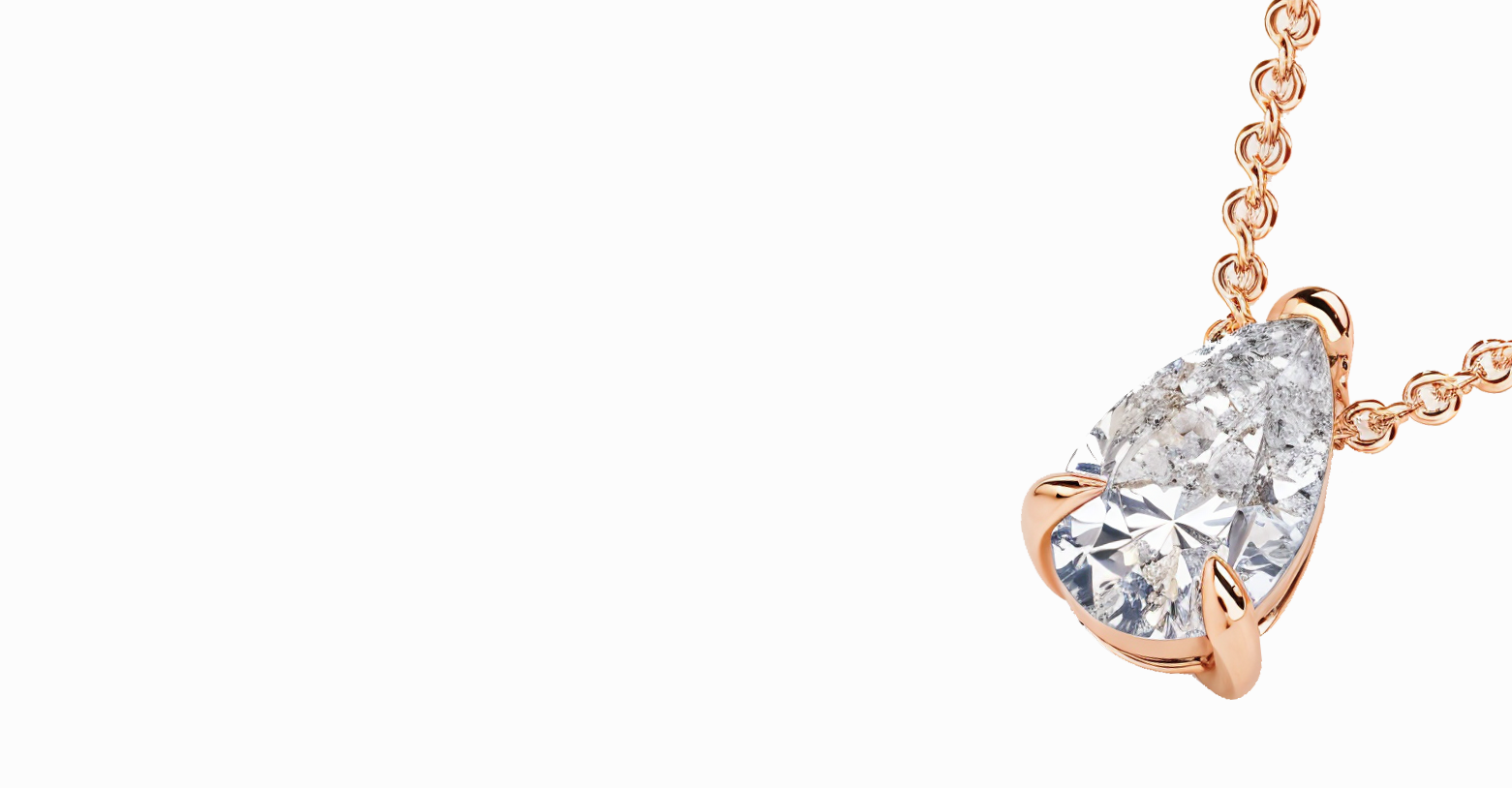 Un collar con un colgante de diamante en forma de pera en una cadena.
