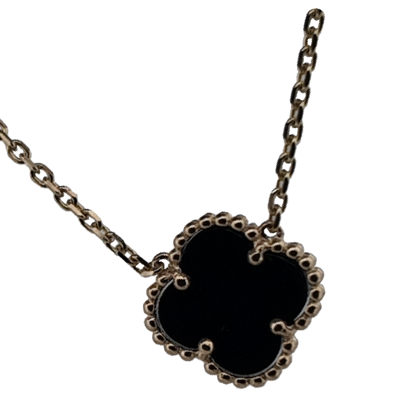 Un collar con un colgante de diamante en forma de pera en una cadena.