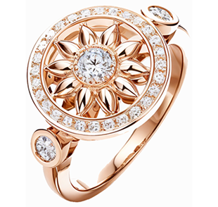 Un anillo de oro rosa con un diamante en el centro.