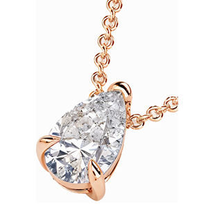 Un collar con un colgante de diamante en forma de pera en una cadena.