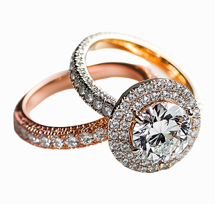 Un par de anillos con un diamante en el medio.