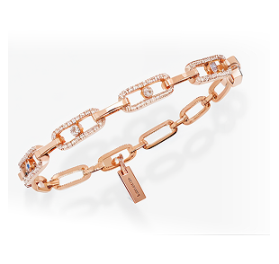 Una pulsera de oro rosa y diamantes sobre fondo blanco.