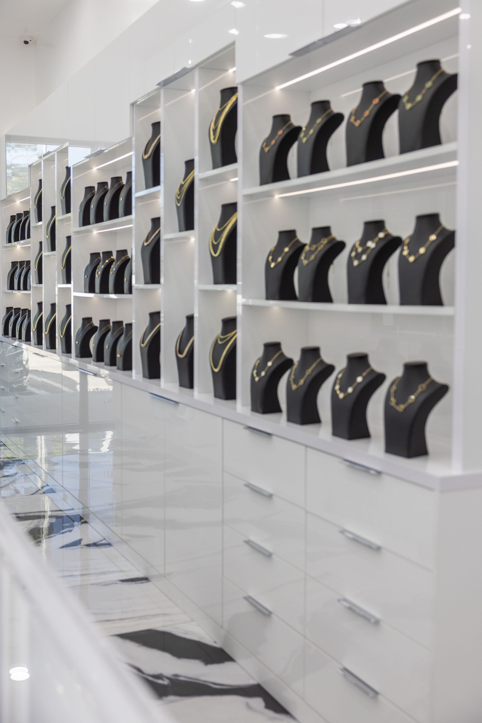 Una joyería con muchos collares en exhibición.