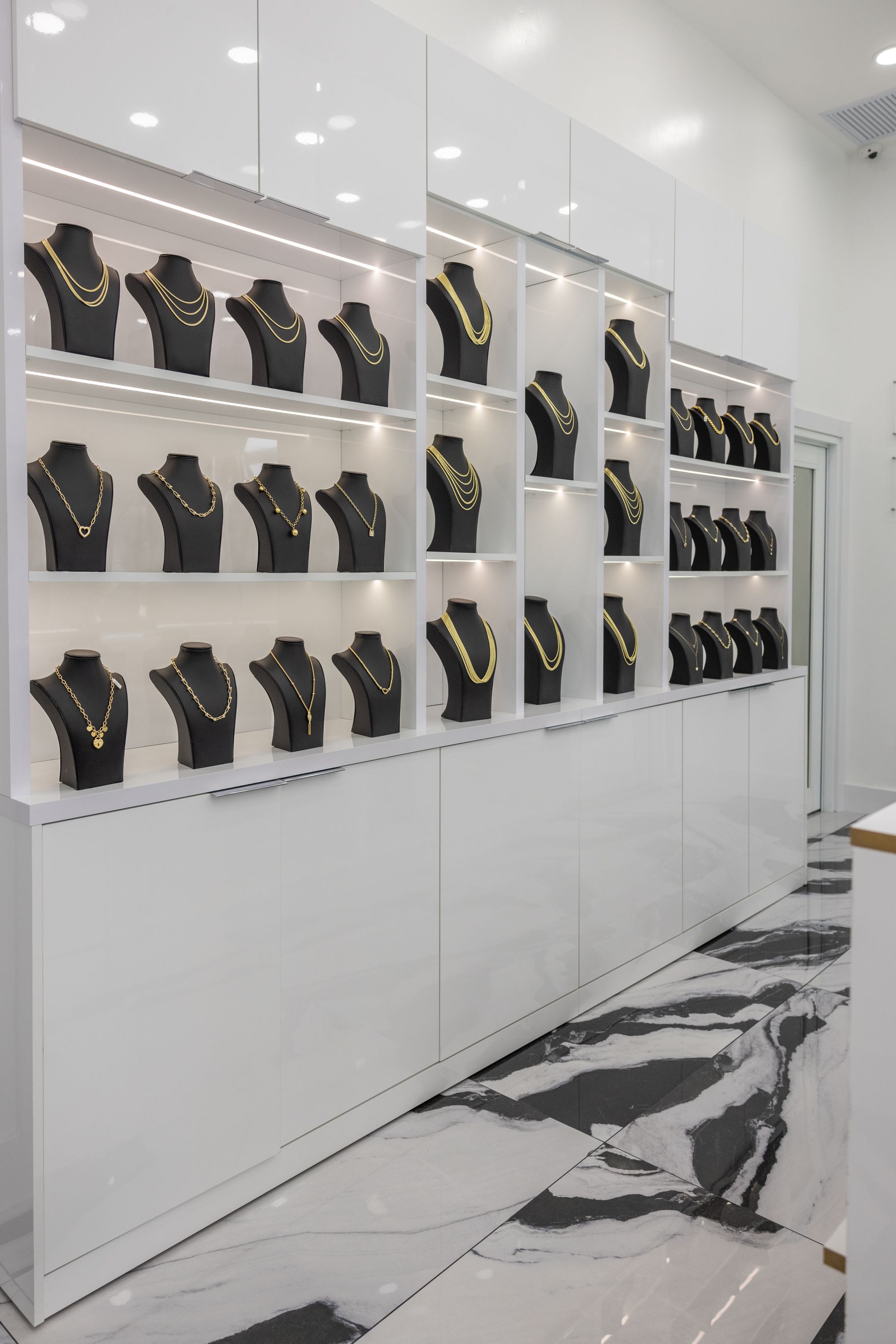 Una joyería con muchos collares en exhibición.