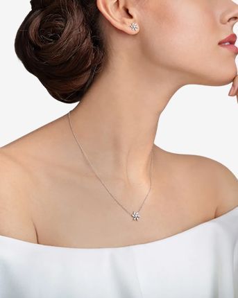 Una mujer lleva un collar y pendientes.