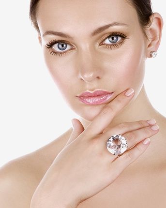 Una mujer lleva un anillo de diamantes en su dedo.