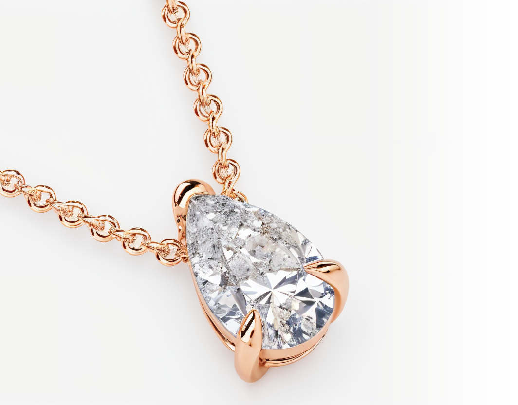 Un collar con un colgante de diamante en forma de pera en una cadena.