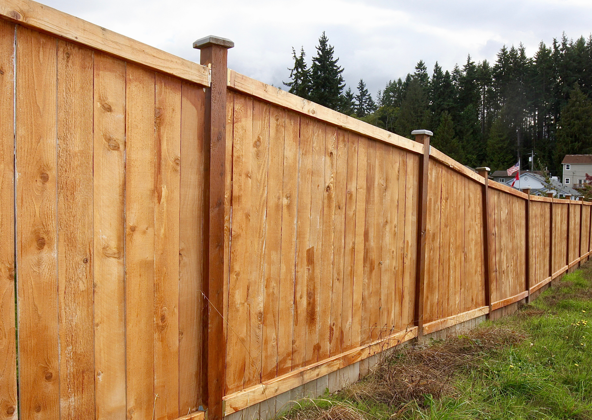 A wooden fence is sitting in the middle of a grassy field.