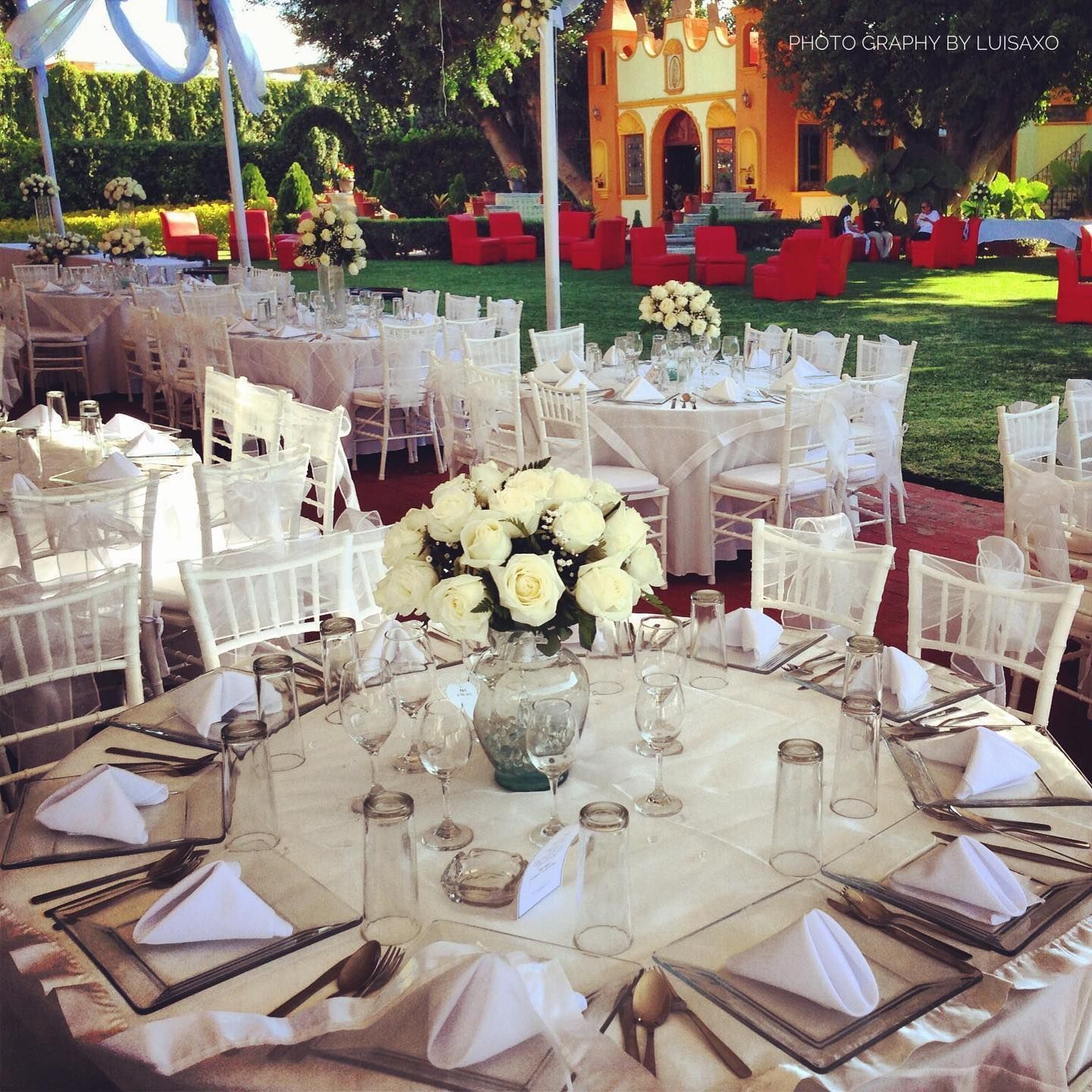 Una mesa con un jarrón de flores encima.