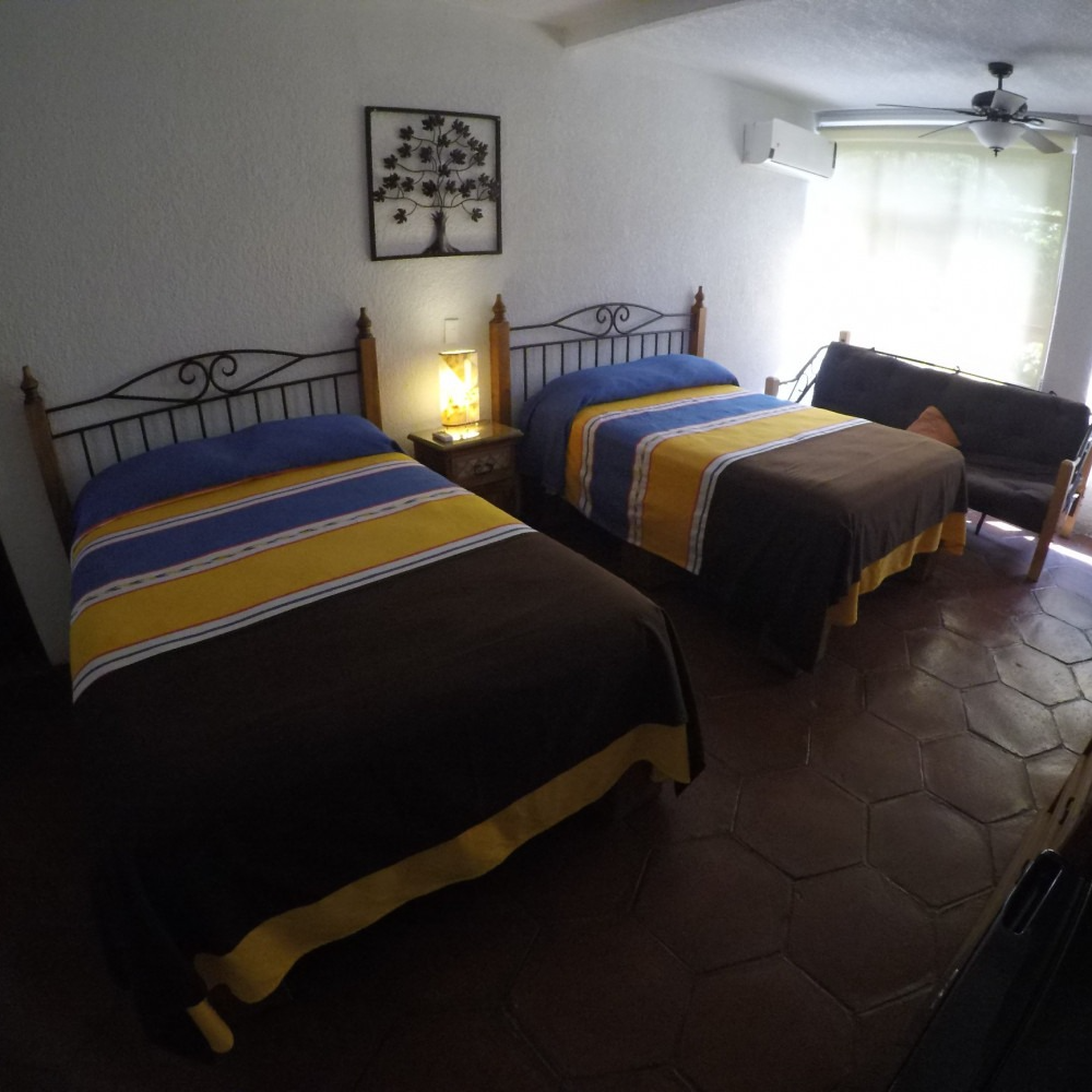 Un dormitorio con dos camas y un sofá.