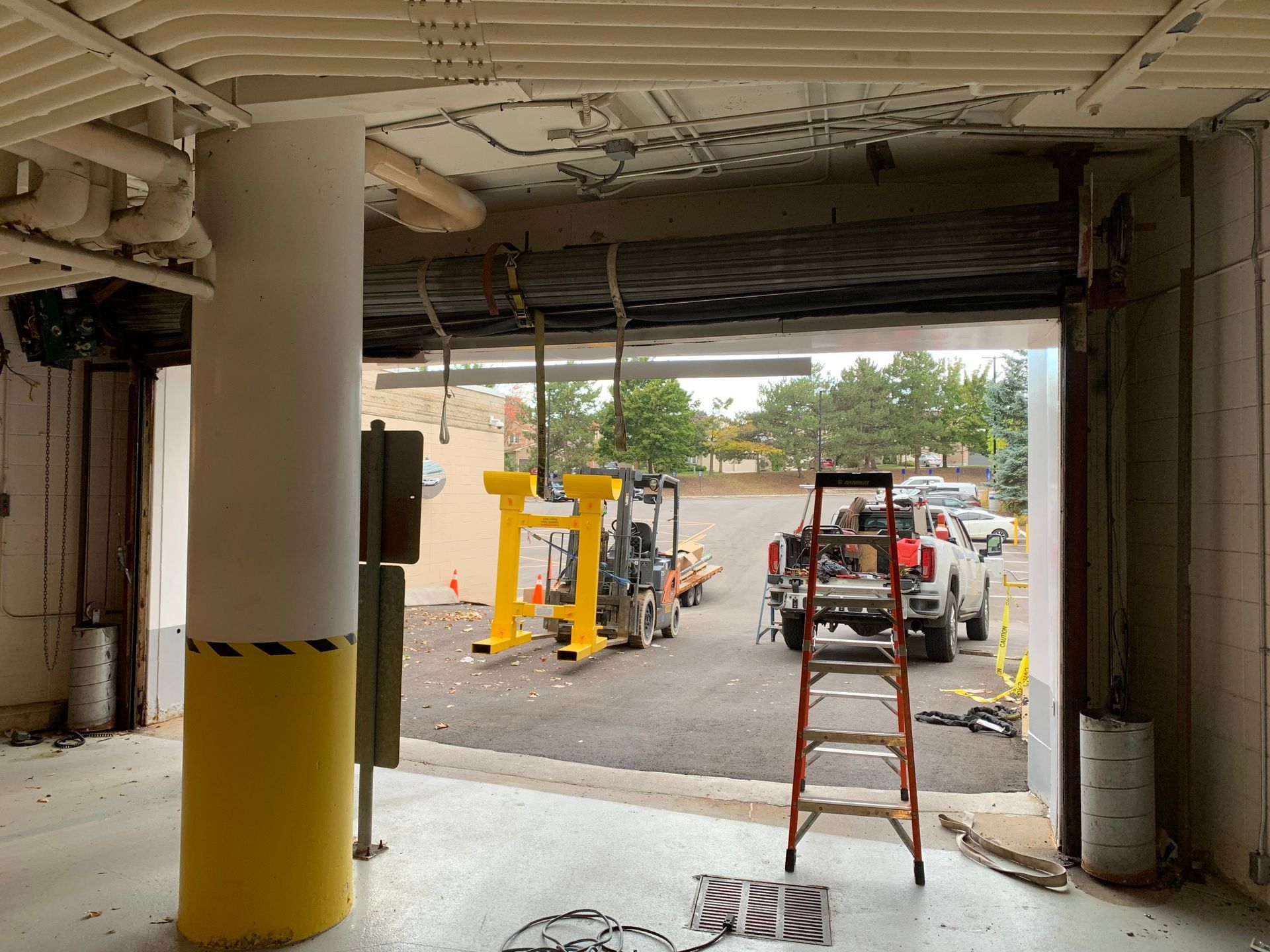 A ladder is sitting in the middle of a garage.