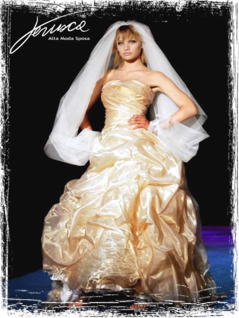 abito da sposa dorato con velo bianco